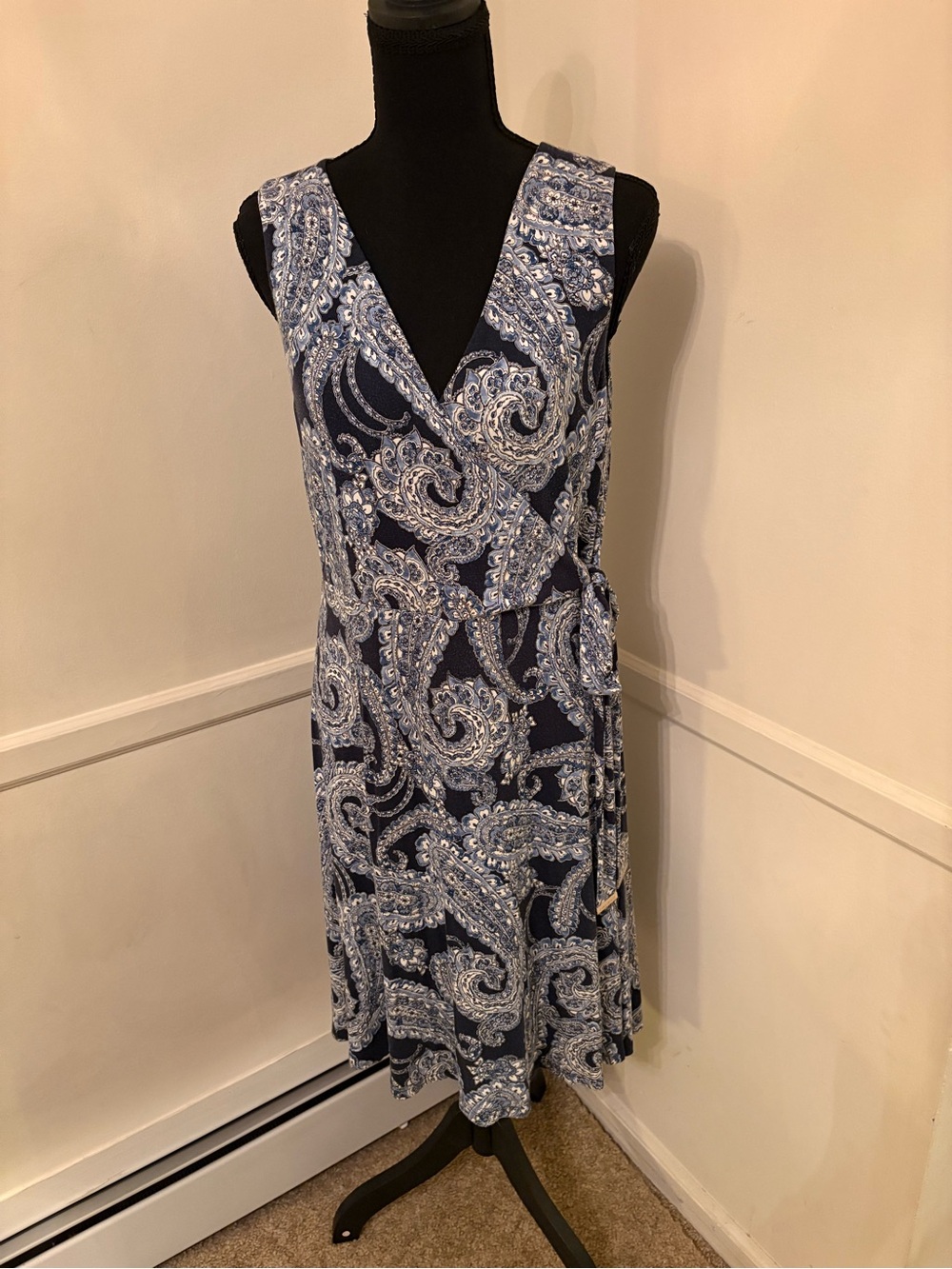 Tommy Hilfiger, navy and white paisley V-neck sleeveless dress w side tie Sz L